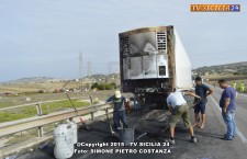 06-10-2015 - Aragona - Auto articolato prende fuoco (4)